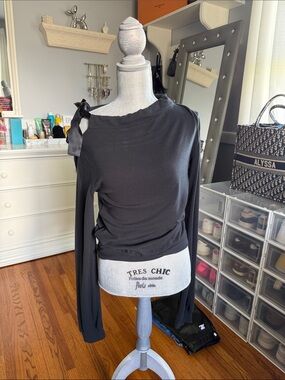 Skims Black One-Shoulder Long-Sleeve Top with Bow